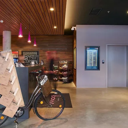 Hotel Moxy Frankfurt 4*