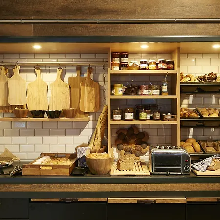 Отель Moxy Frankfurt 4*