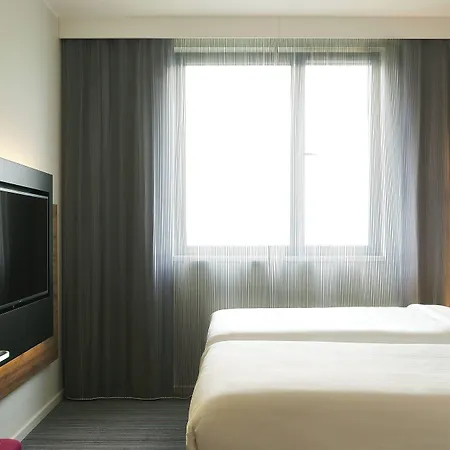 Отель Moxy Frankfurt 4*