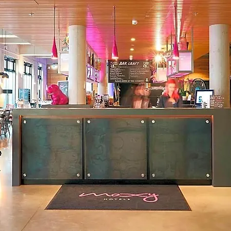 Moxy Frankfurt Szálloda