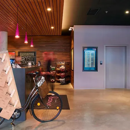 Hotel Moxy Frankfurt 4*